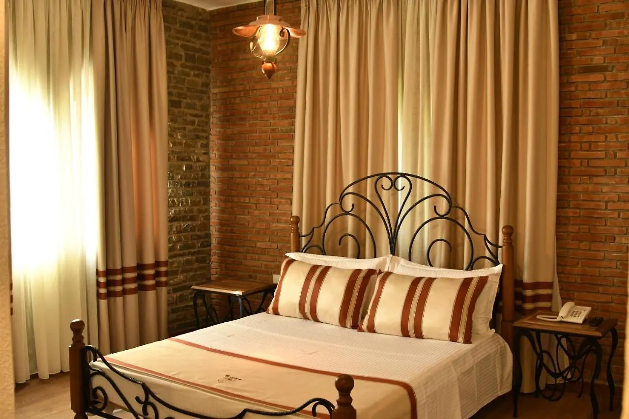 Hotel Restaurant Emblema Petrele 3*,